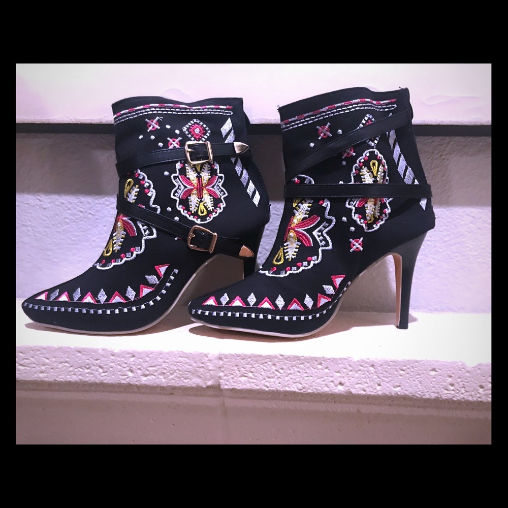 NWT Size 7 Cute ankle boots